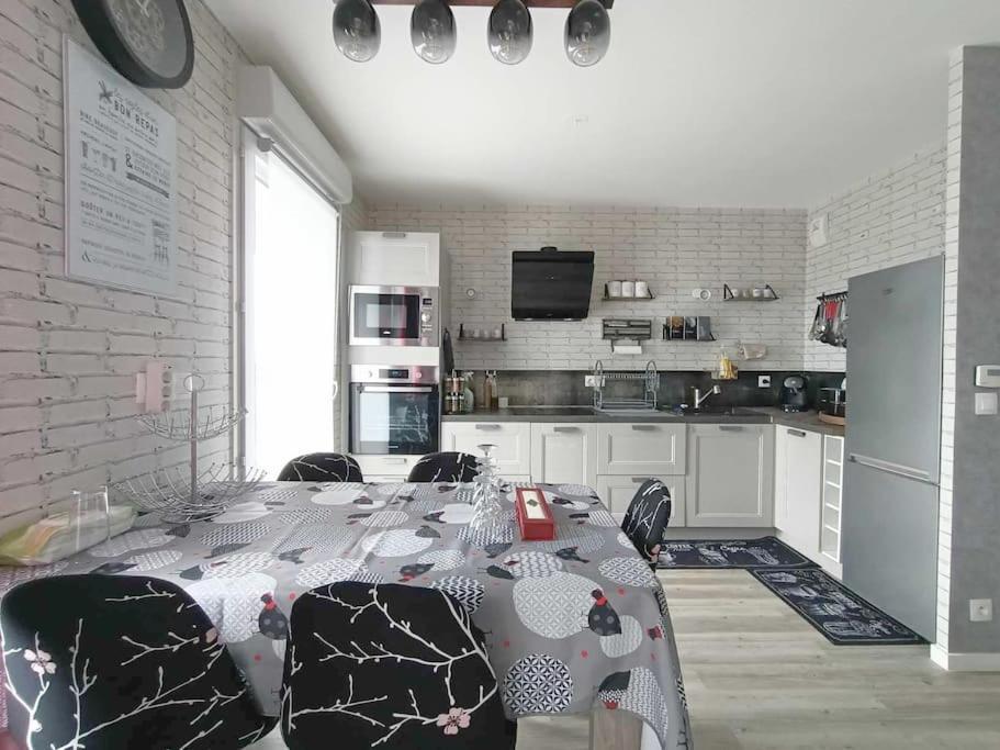 Appartement 4 Pieces - La Rose Des Yvelines - Classe 3 Etoiles Трап Экстерьер фото